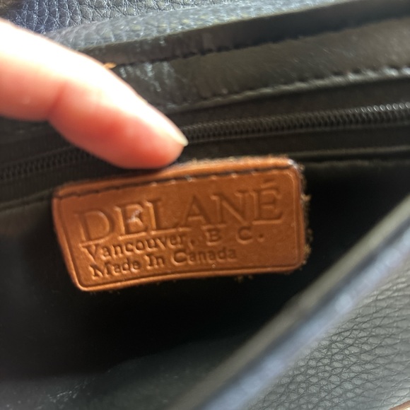 Elegant Navy and Tan Leather Crossbody Bag - Picture 2 of 4